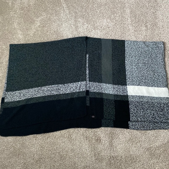 CALIA by Carrie Underwood Wrap - Picture 5 of 11